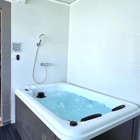Supertubos Jacuzzi Surf Retreat V4 בית נופש אנטוגויה דה באלייה
