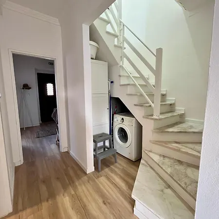 Supertubos Jacuzzi Surf Retreat V4